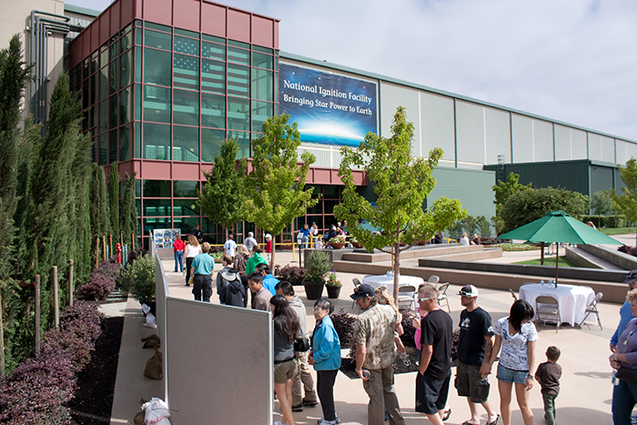 Photo of visitors lining up for tours of NIF during NIF’s dedication festivities